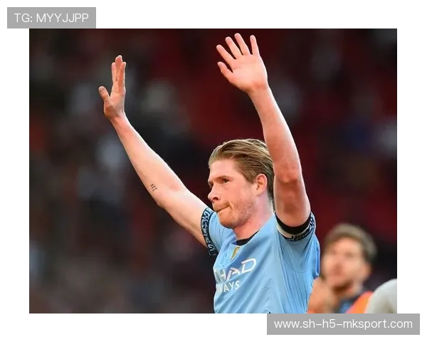 德布劳内外脚背直塞，曼城一脚把防线切开